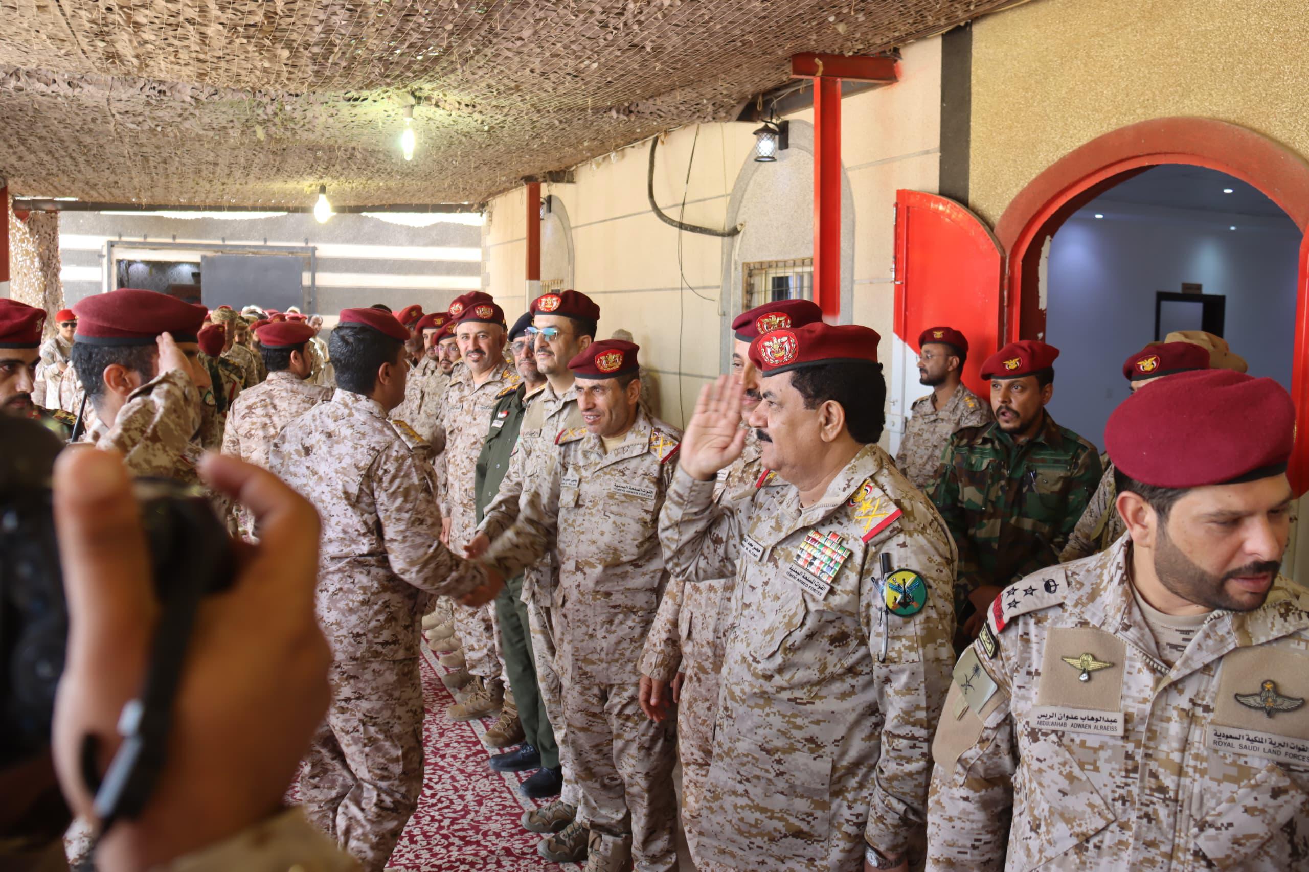 The Defense Minister inspects the fronts of Kitaf and Al-Buq'a, praising the resilience of fighters in Saada.