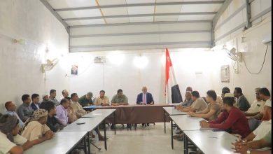 The Governor of Al Hudaydah calls for price reductions and warns against any manipulation of prices.