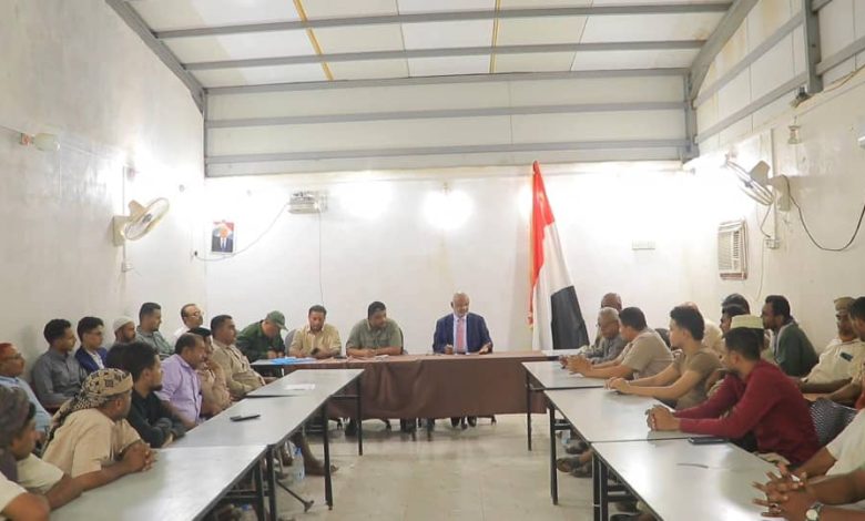 The Governor of Al Hudaydah calls for price reductions and warns against any manipulation of prices.