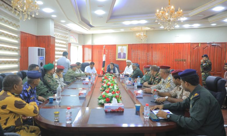 The Governor of Al-Mahra chaired an extraordinary security committee meeting, emphasizing the need to enhance preparedness.