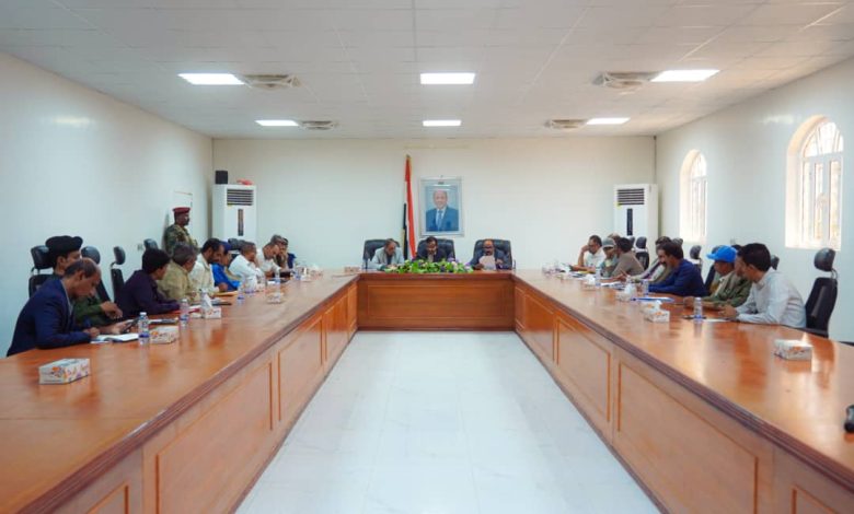 The Governor of Shabwa chaired a meeting to discuss ways to enhance local resource development.