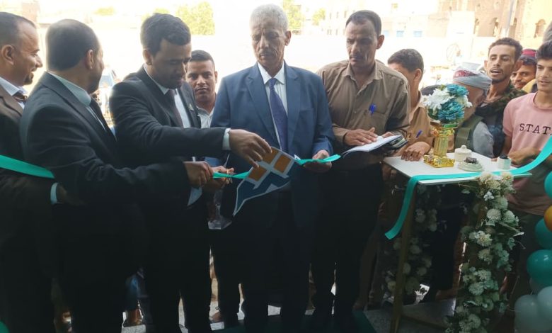 The Lahij governor inaugurates the Islamic Microfinance Bank branch, emphasizing the importance of academic discipline at the health institute.