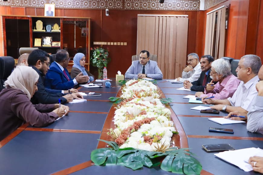 The Minister of Agriculture and Irrigation discusses agricultural support projects in Yemen with a World Bank delegation.