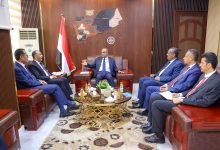 The Prime Minister inspects the Ministry of Industry and Trade, emphasizing the impact of currency depreciation on prices.