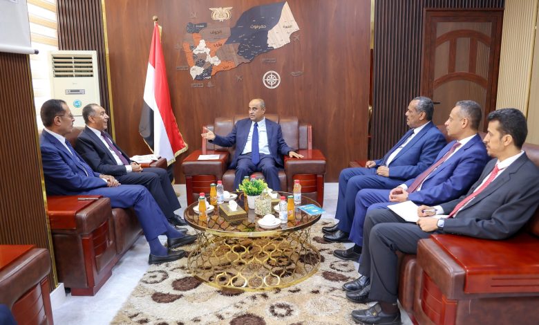 The Prime Minister inspects the Ministry of Industry and Trade, emphasizing the impact of currency depreciation on prices.