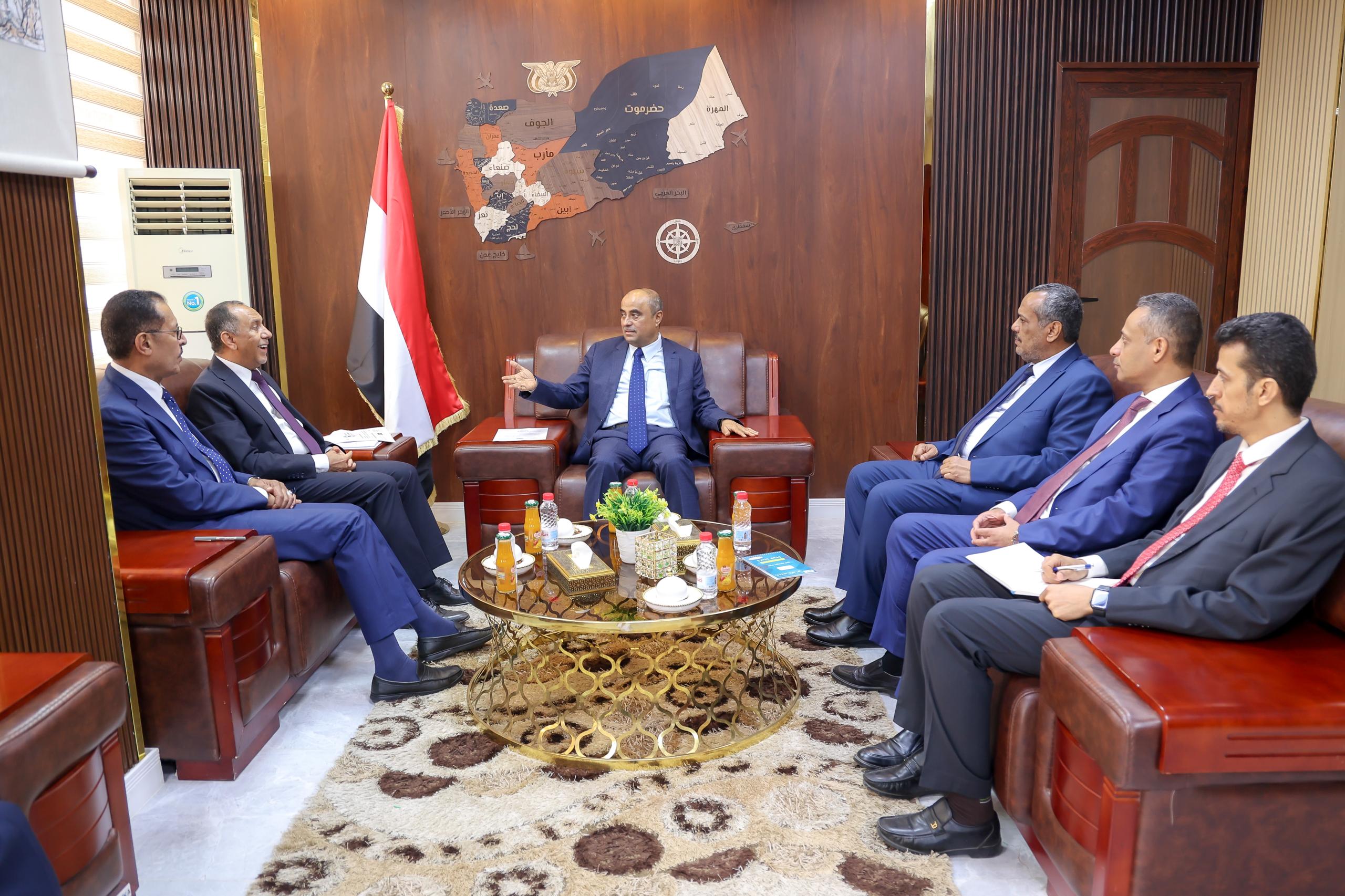 The Prime Minister inspects the Ministry of Industry and Trade, emphasizing the impact of currency depreciation on prices.