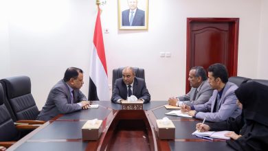 The Prime Minister reviews measures for monitoring fish and agricultural product prices.