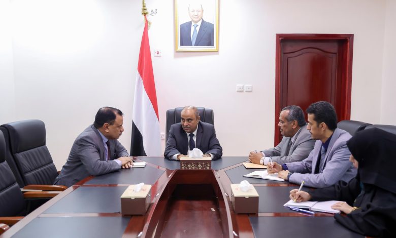 The Prime Minister reviews measures for monitoring fish and agricultural product prices.