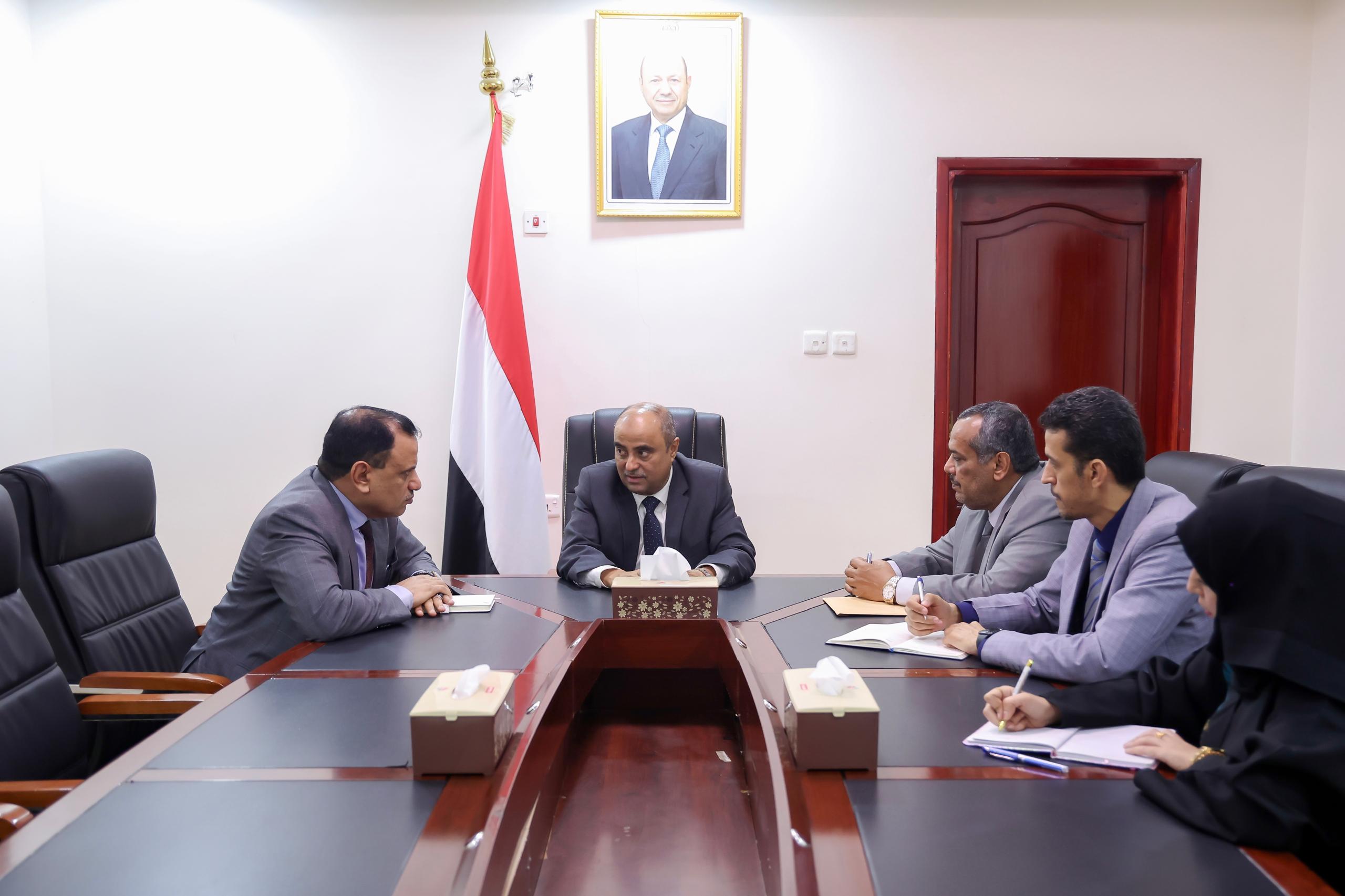The Prime Minister reviews measures for monitoring fish and agricultural product prices.