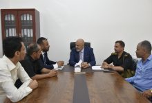 The Taiz governor emphasizes the central bank's crucial role in stabilizing the currency and combating the black market.