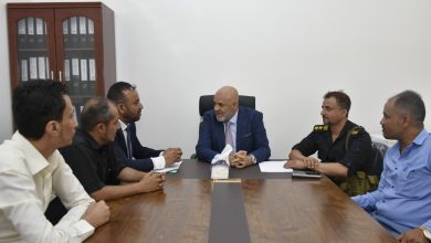 The Taiz governor emphasizes the central bank's crucial role in stabilizing the currency and combating the black market.
