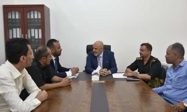 The Taiz governor emphasizes the central bank's crucial role in stabilizing the currency and combating the black market.