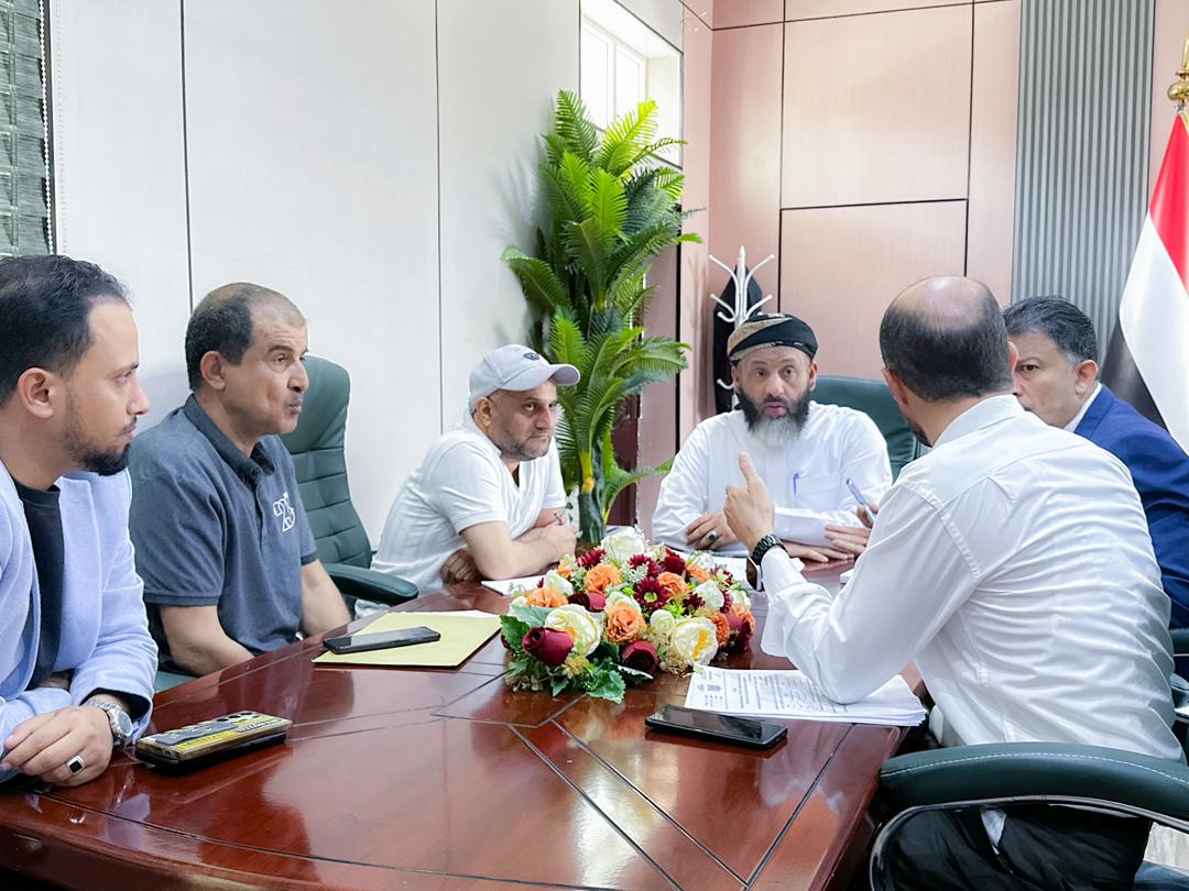 Yemen’s Minister of Awqaf chairs a bids committee meeting, emphasizing transparency and the protection of public funds.