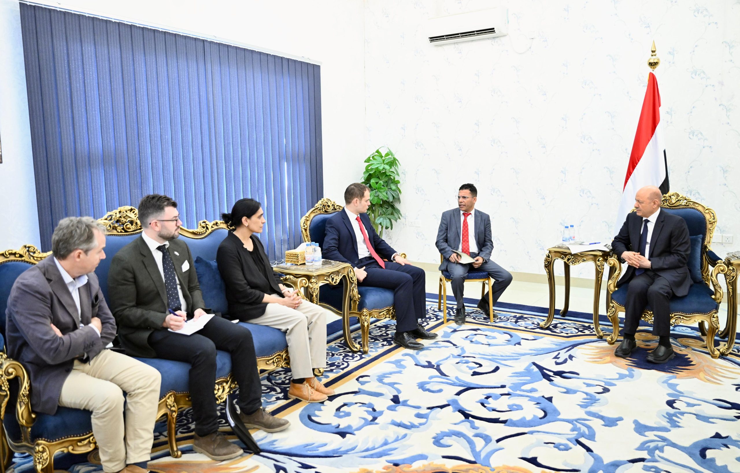 The Chairman of the Leadership Council welcomed the British Minister of State for the Middle East and North Africa in Aden.