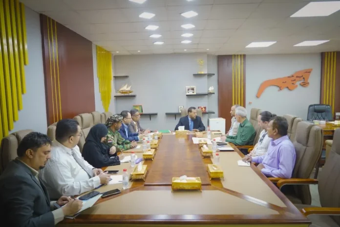 The State Minister and Governor of Aden discusses strengthening cooperation with the World Food Program and UN Environment.